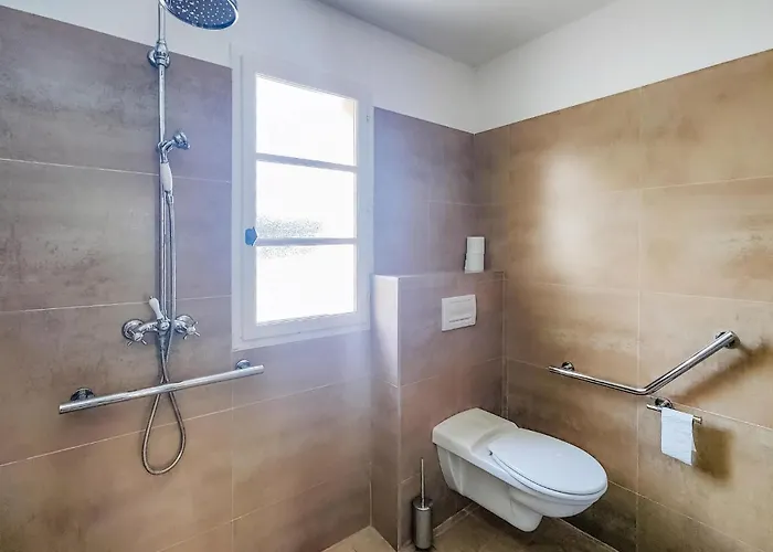 2 Bedroom Lovely In Saint-laurent-de-la-ca