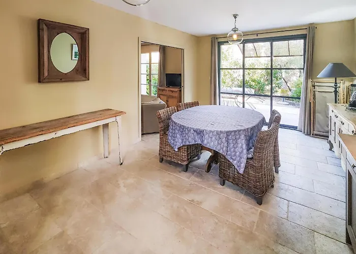 2 Bedroom Lovely In Saint-laurent-de-la-ca *