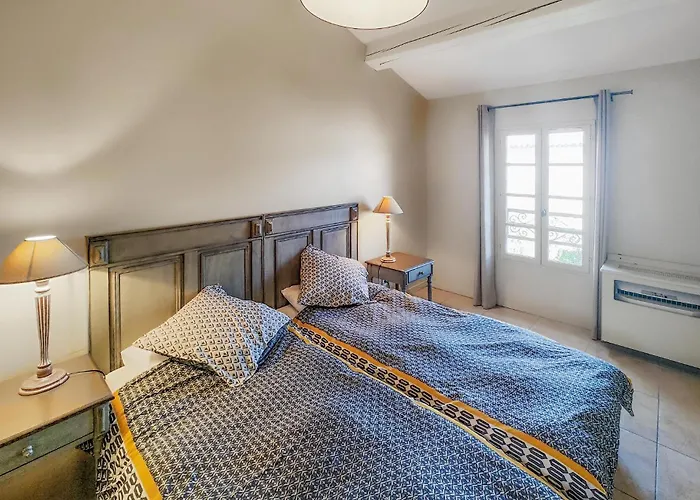 2 Bedroom Lovely In Saint-laurent-de-la-ca