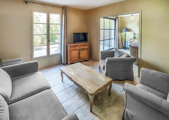 2 Bedroom Lovely In Saint-laurent-de-la-ca Casa de Férias